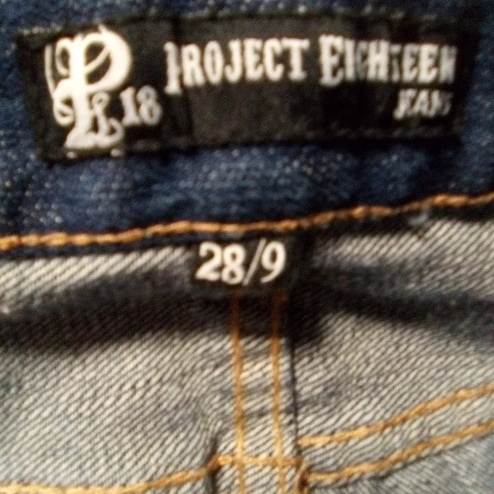 PROJECT eighteen ripped blue jeans. Size 9. (32X29.5)